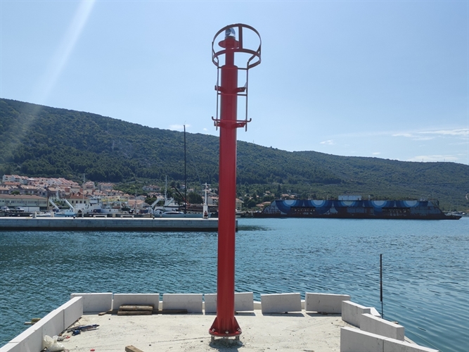 Postavljanje lučkog svjetla Cres, glava W lukobrana